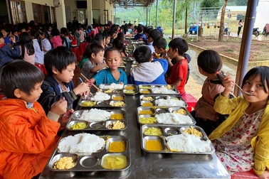 15 nghìn đồng/3 bữa ăn/ngày cho học sinh miền núi: Thầy cô đau đầu