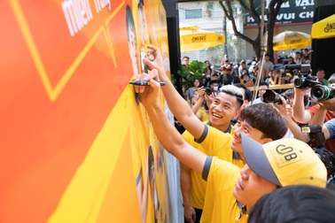 Công Phượng và các cầu thủ HA Gia Lai làm việc ý nghĩa