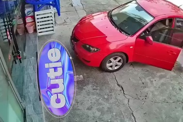 Nhầm chân ga, nữ tài xế lao thẳng ô tô vào quán ăn ven đường