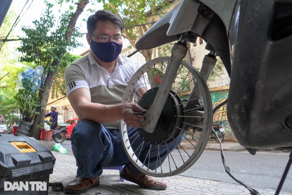 Thợ Hà Nội độ xe máy lai chạy điện với giá 5 triệu đồng - 2 Thợ Hà Nội độ xe máy lai chạy điện với giá 5 triệu đồng - 2