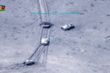 Azerbaijan - Armenia triển khai vũ khí hạng nặng, giao tranh dữ dội