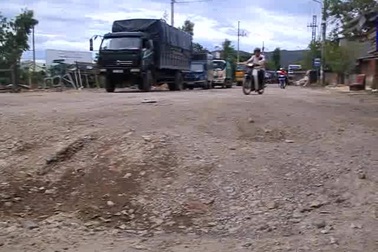 Vụ bụi “tra tấn”, dân bức xúc chặn xe tải: Cấp gần 1 tỷ đồng thảm bê tông