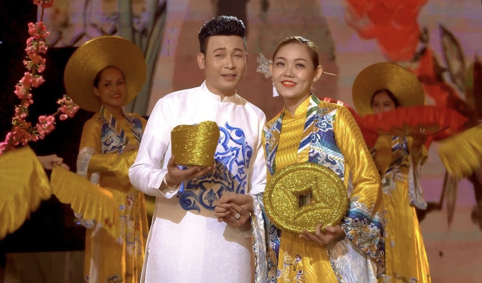 Ca sĩ Linh Nguyễn nợ nần vì bị hủy show ngày cận Tết - 2 Ca sĩ Linh Nguyễn nợ nần vì bị hủy show ngày cận Tết - 2