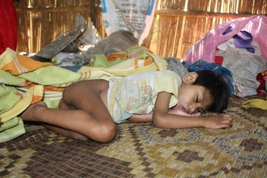 Cậu bé Sơ Đrá sống đời thực vật vì thiếu thuốc, thiếu ăn