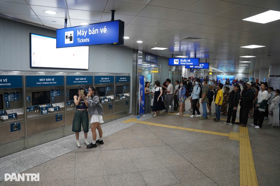 Thoát cảnh xếp hàng mua vé tàu Metro số 1 TPHCM nhờ thanh toán 1 chạm - 2 Thoát cảnh xếp hàng mua vé tàu Metro số 1 TPHCM nhờ thanh toán 1 chạm - 2