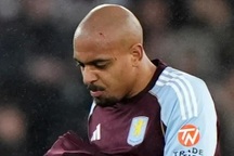 Ngôi sao Ngoại hạng Anh bị ném cốc trúng đầu, CĐV nổi loạn đấm cảnh sát