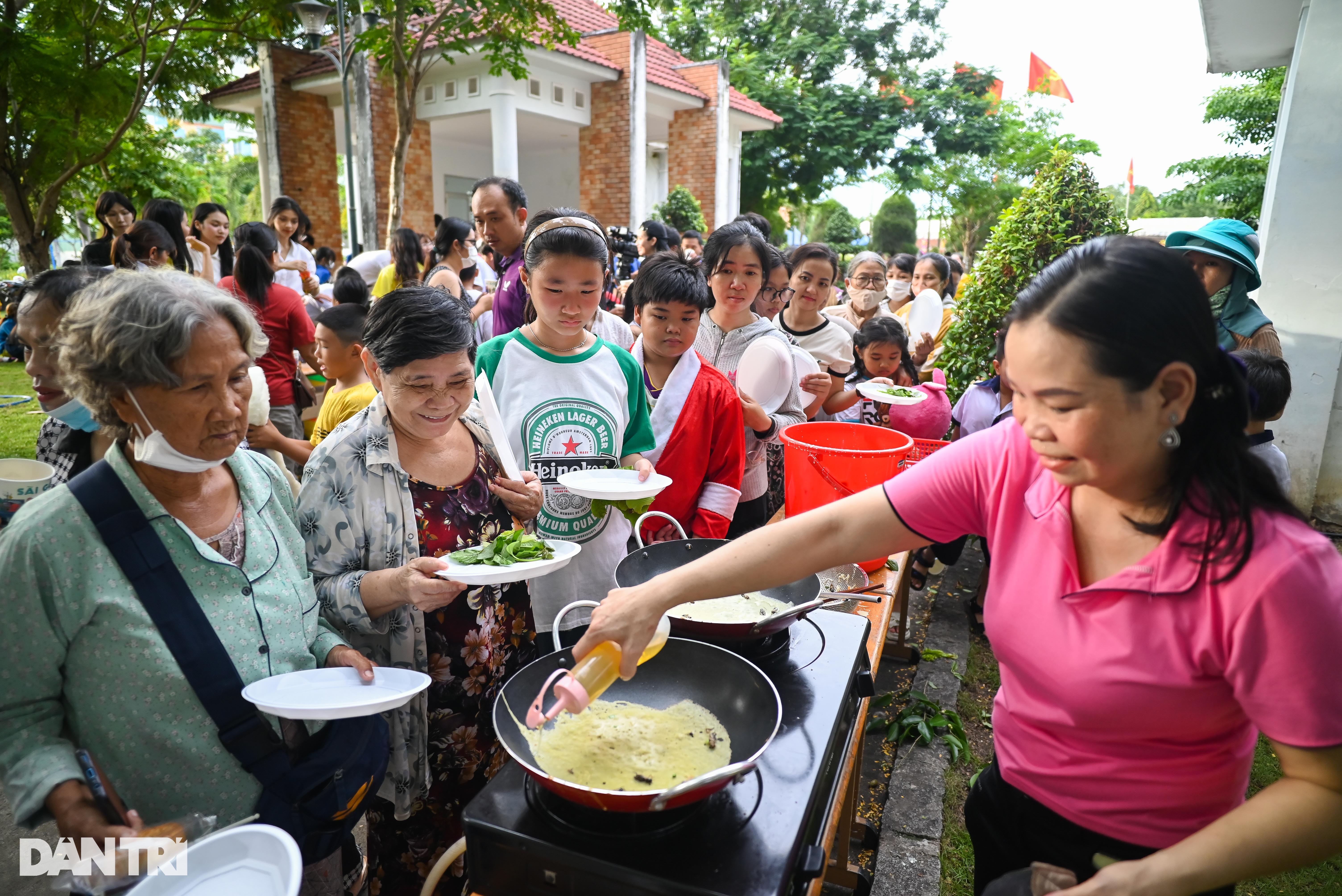 View - Báo Dân trí mang niềm vui Trung thu đến hàng nghìn em nhỏ tại Tây Ninh | Báo Dân trí