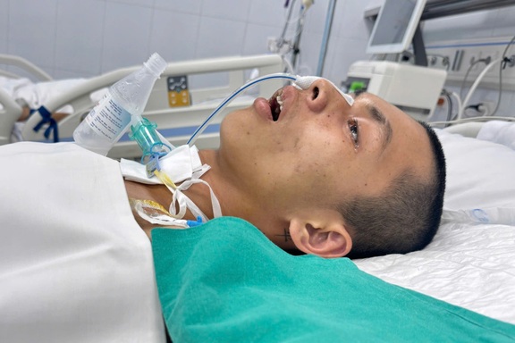 Con trai 17 tuổi gặp nạn tính mạng nguy kịch, cha nghèo bất lực dằn vặt tâm can