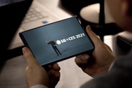 Smartphone màn hình cuộn của LG được bán với "giá nội bộ"