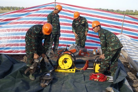 Các chuyên gia bàn giải pháp đưa thi thể bé trai 10 tuổi lên mặt đất