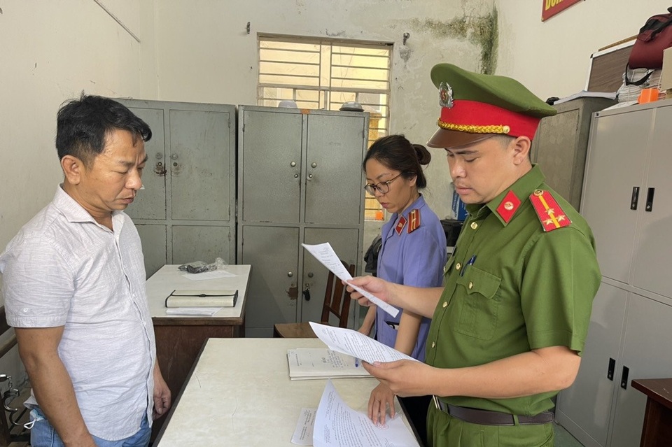 Bắt kẻ thuê người tạt sơn nhà bạn gái để trả thù tình - 1 Bắt kẻ thuê người tạt sơn nhà bạn gái để trả thù tình - 1