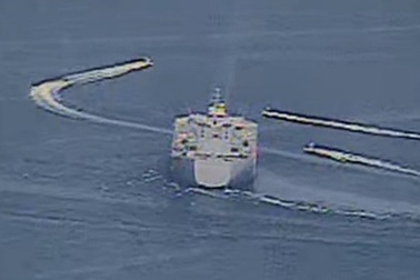 Cận cảnh tàu Iran “vây” dàn tàu chiến Mỹ tại vịnh Ba Tư