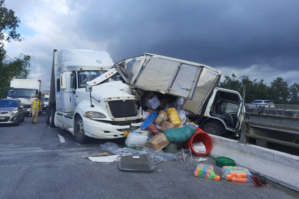 Xe tải treo lơ lửng trên thành cầu sau tai nạn liên hoàn - 2 Xe tải treo lơ lửng trên thành cầu sau tai nạn liên hoàn - 2