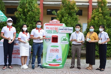 Dược Hậu Giang tài trợ máy rửa tay kháng khuẩn tự động giúp người dân phòng dịch
