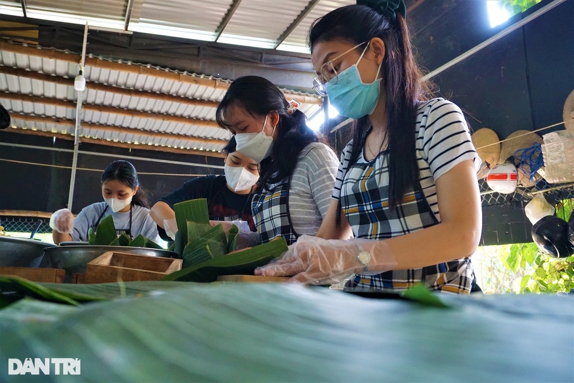 Chuyện ông Hai trời, hơn 20 năm đưa hương vị Tết đi khắp Việt Nam - 11 Chuyện ông Hai trời, hơn 20 năm đưa hương vị Tết đi khắp Việt Nam - 11