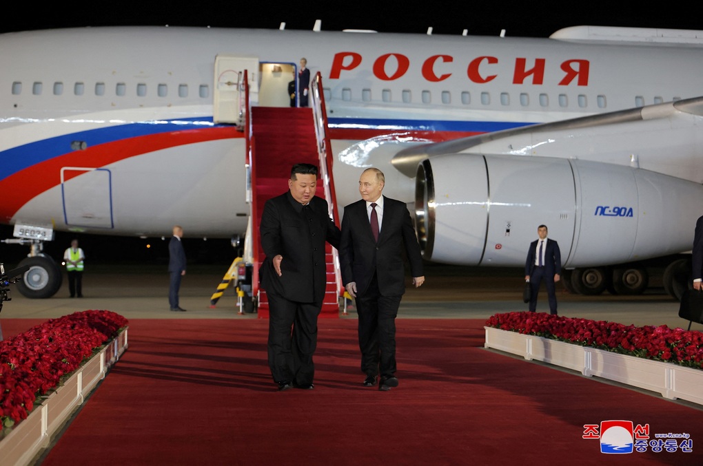 Chủ tịch Triều Tiên Kim Jong-un ra sân bay đón Tổng thống Nga Putin - 1 Chủ tịch Triều Tiên Kim Jong-un ra sân bay đón Tổng thống Nga Putin - 1