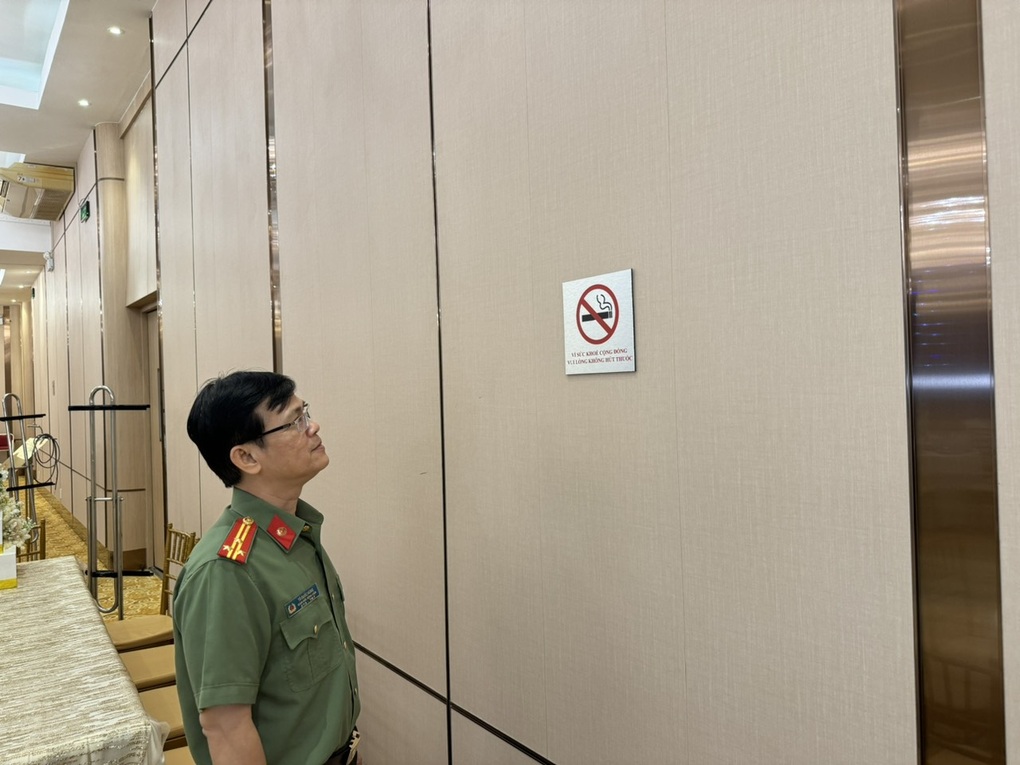 TPHCM: Nhiều nhà hàng còn thiếu các biển cấm hút thuốc lá - 2 TPHCM: Nhiều nhà hàng còn thiếu các biển cấm hút thuốc lá - 2