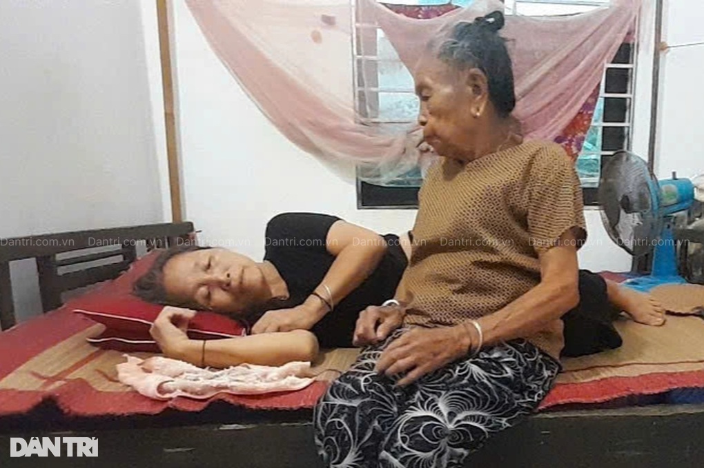 Nữ sinh lớp 8 bất động trên giường bệnh, mẹ nghèo khẩn cầu - 3 Nữ sinh lớp 8 bất động trên giường bệnh, mẹ nghèo khẩn cầu - 3