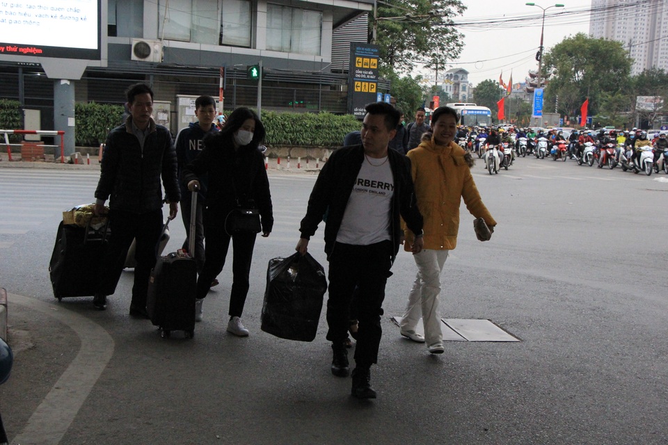 Người dân lỉnh kỉnh đồ đạc trở về thủ đô sau kỳ nghỉ Tết - 17