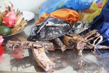 Cất bốc 6 hài cốt liệt sĩ bên sông Thạch Hãn