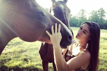 Cô gái xinh đẹp chi hơn 1 tỷ đồng để giải cứu và chăm sóc 200 vật nuôi