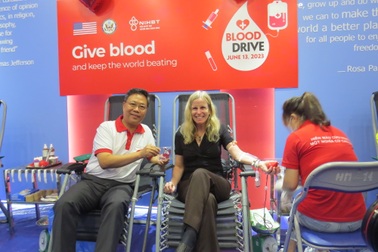 Đại biện Mỹ tại Việt Nam hiến máu, trao "món quà của sự sống"