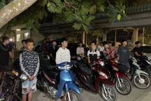 Vây bắt 15 quái xế tuổi teen "nẹt pô" xe, rú ga ầm ĩ, đuổi nhau trên đường