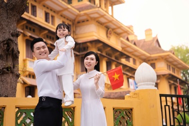 MC Hạnh Phúc và gia đình chụp ảnh kỷ niệm tại Quảng trường Ba Đình