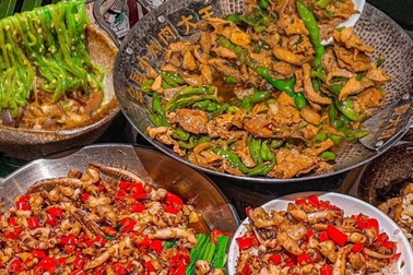 Tranh cãi quán thịt xào tuyển bồi bàn cần bằng đại học, lương 20 triệu đồng