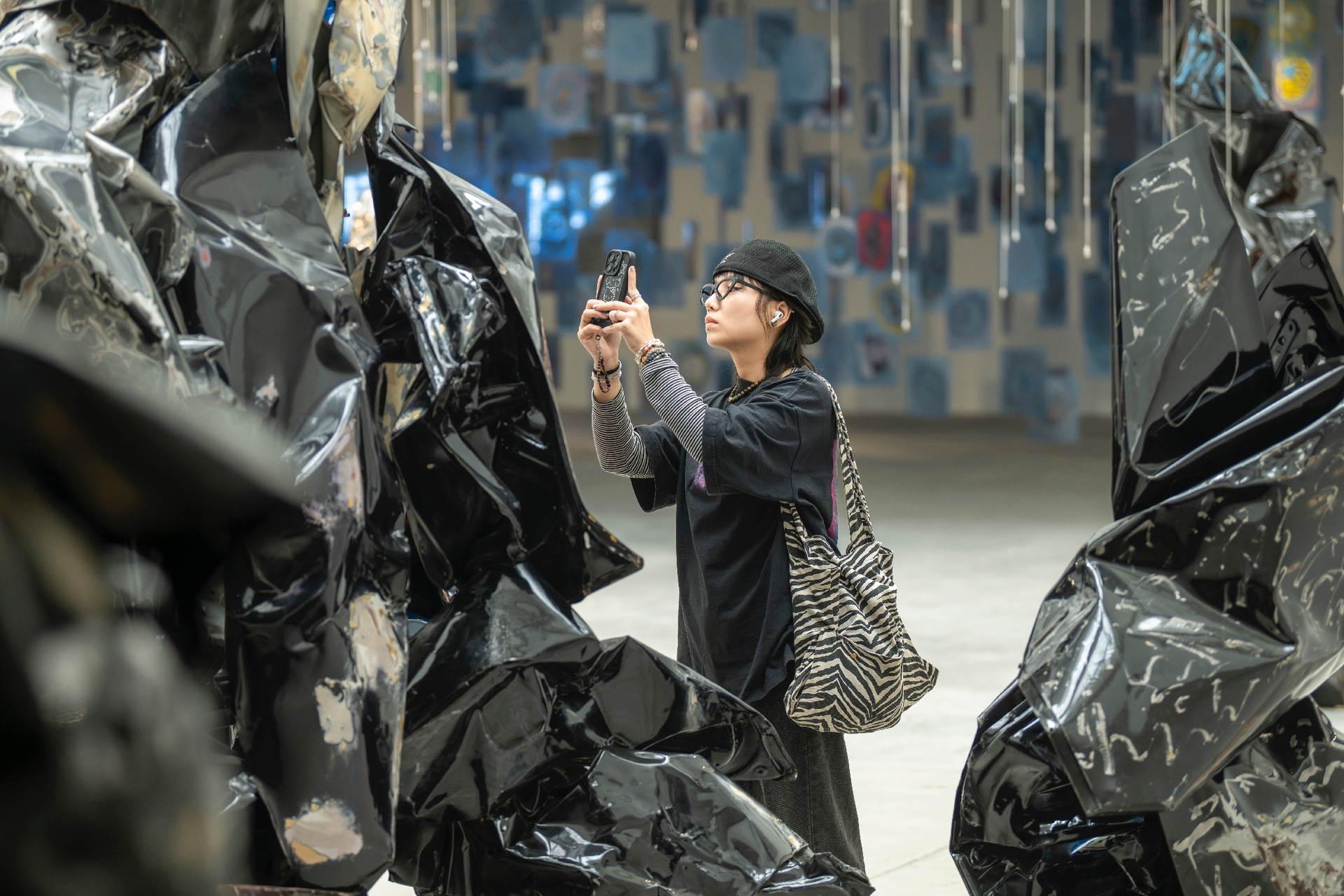 វត្ថុបុរាណ Chất liệu cũ “tái sinh” trong hình hài nghệ thuật ở triển lãm tại Hà Nội - 4