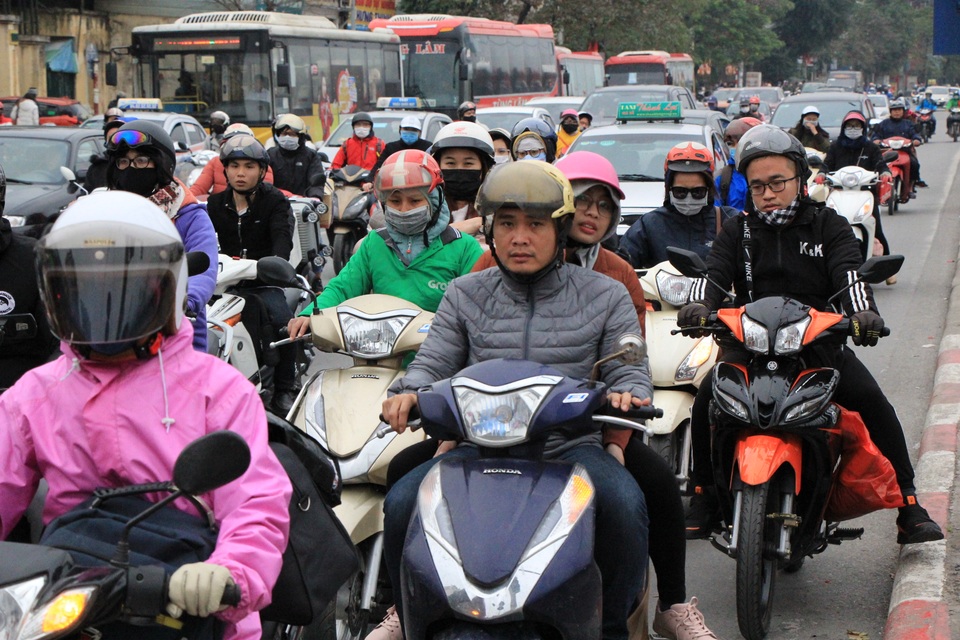 Người dân lỉnh kỉnh đồ đạc trở về thủ đô sau kỳ nghỉ Tết - 8