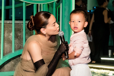 Cặp song sinh Lisa - Leon "náo loạn" sự kiện của Hồ Ngọc Hà