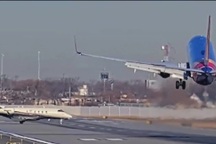 Khoảnh khắc 2 máy bay suýt va chạm trên đường băng ở Mỹ