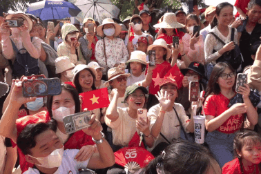 Người dân phấn khích khi lần đầu thấy tiêm kích thả đạn nhiễu ở TPHCM