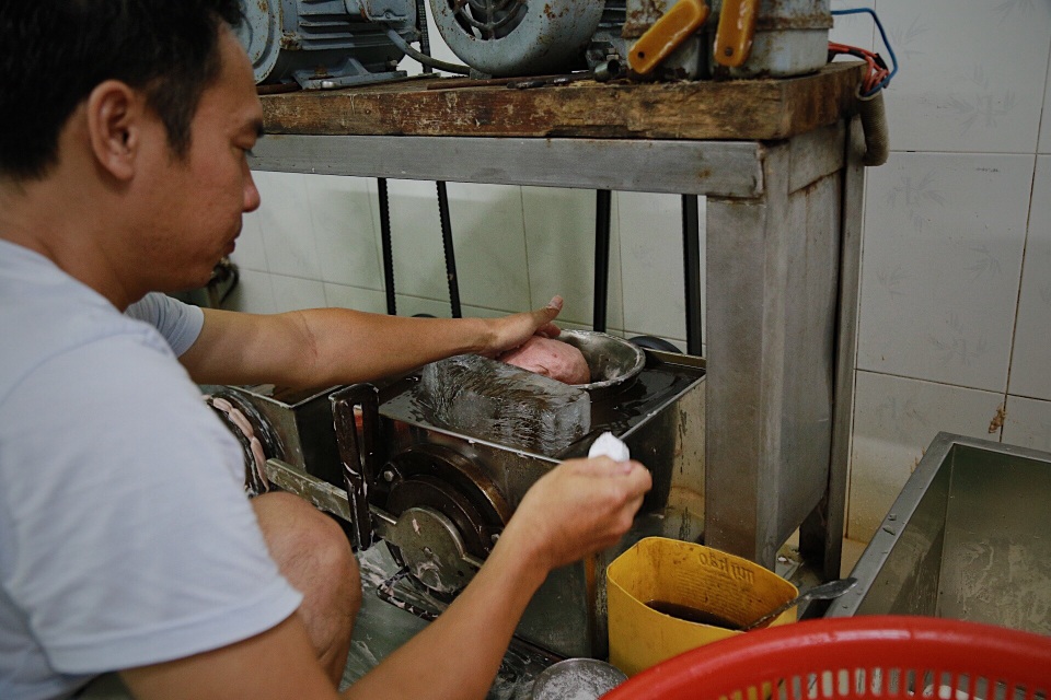 Gia đình 4 thế hệ làm giò chả thu 400 triệu đồng mỗi năm - 4 Gia đình 4 thế hệ làm giò chả thu 400 triệu đồng mỗi năm - 4