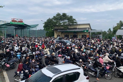 Tắc dài dòng khách xếp hàng mua vé vào Vườn Quốc gia Ba Vì