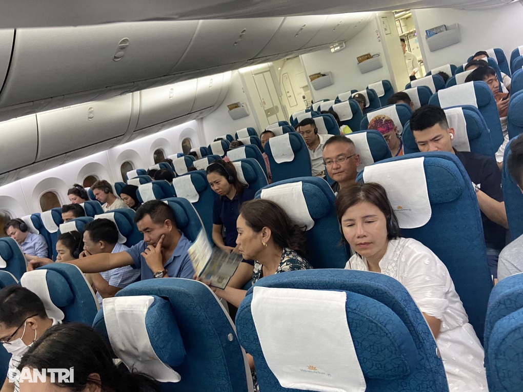 Hàng trăm khách bay từ Tân Sơn Nhất bị chậm chuyến giữa đêm - 1 Hàng trăm khách bay từ Tân Sơn Nhất bị chậm chuyến giữa đêm - 1