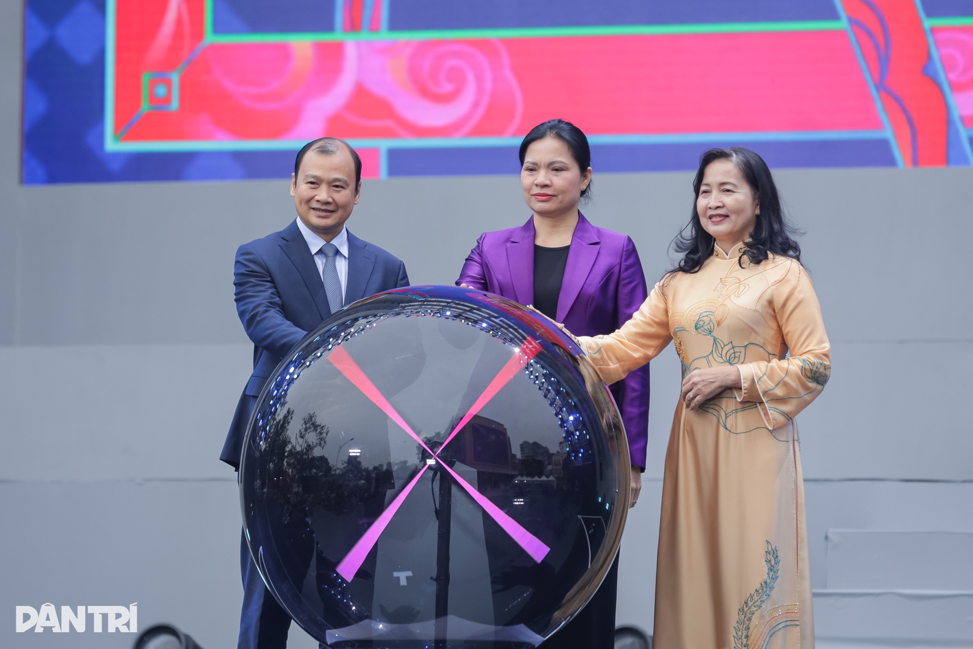 NSND Xuân Bắc làm chủ hôn cho 80 cặp đôi cưới chung ở phố đi bộ Hồ Gươm - 2 NSND Xuân Bắc làm chủ hôn cho 80 cặp đôi cưới chung ở phố đi bộ Hồ Gươm - 2