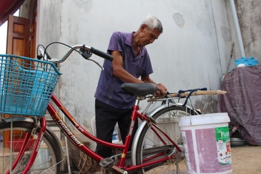 Nhà máy nước sạch bỏ không, dân mướt mồ hôi “cõng” nước bẩn về dùng