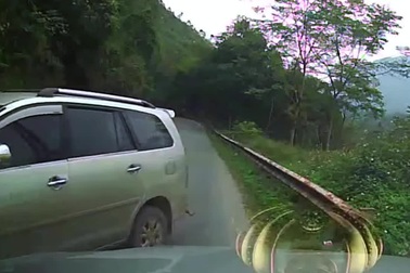 Lái xe đường đèo - Đừng cố vượt khi khuất tầm nhìn