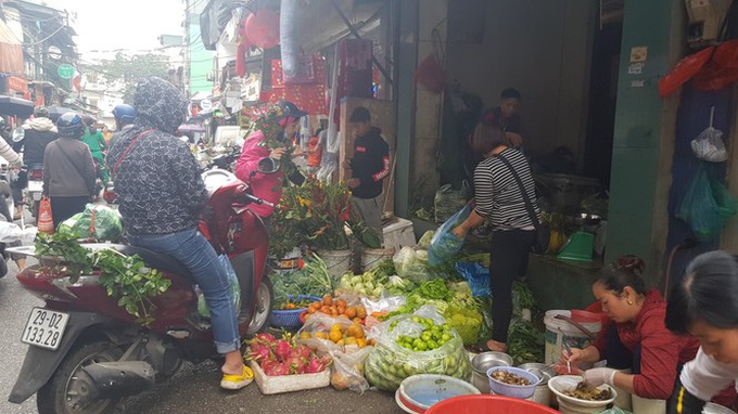 Hà Nội: Giá thịt lợn, thịt gà tăng kỷ lục, người dân chen nhau mua 30 Tết - Ảnh 2. Hà Nội: Giá thịt lợn, thịt gà tăng kỷ lục, người dân chen nhau mua 30 Tết - Ảnh 2.