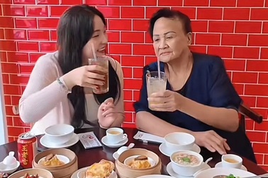 Cô gái cùng mẹ 70 tuổi quay clip ăn uống hút triệu lượt xem