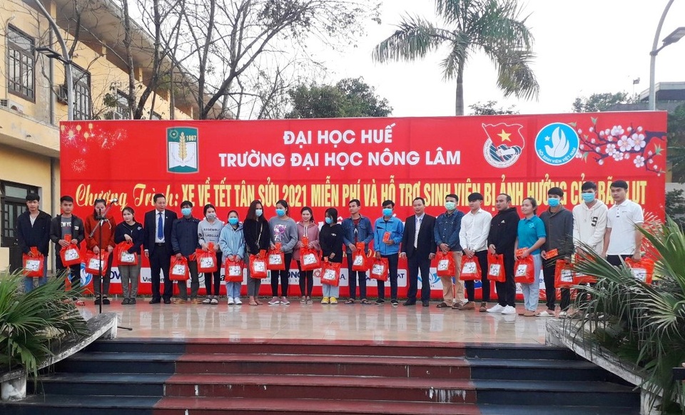 Ấm áp những chuyến xe miễn phí về Tết cho sinh viên vùng bão lũ - 2 Ấm áp những chuyến xe miễn phí về Tết cho sinh viên vùng bão lũ - 2