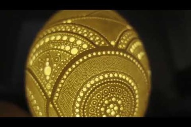 Đục 45.800 lỗ trên vỏ trứng, nghệ sĩ Việt khiến báo nước ngoài "ngả mũ"