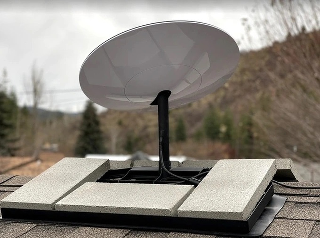Chảo thu tín hiệu Internet từ vệ tinh của Starlink, có thể được lắp đặt dễ dàng tại nhà (Ảnh: Cnet). Chảo thu tín hiệu Internet từ vệ tinh của Starlink, có thể được lắp đặt dễ dàng tại nhà (Ảnh: Cnet).