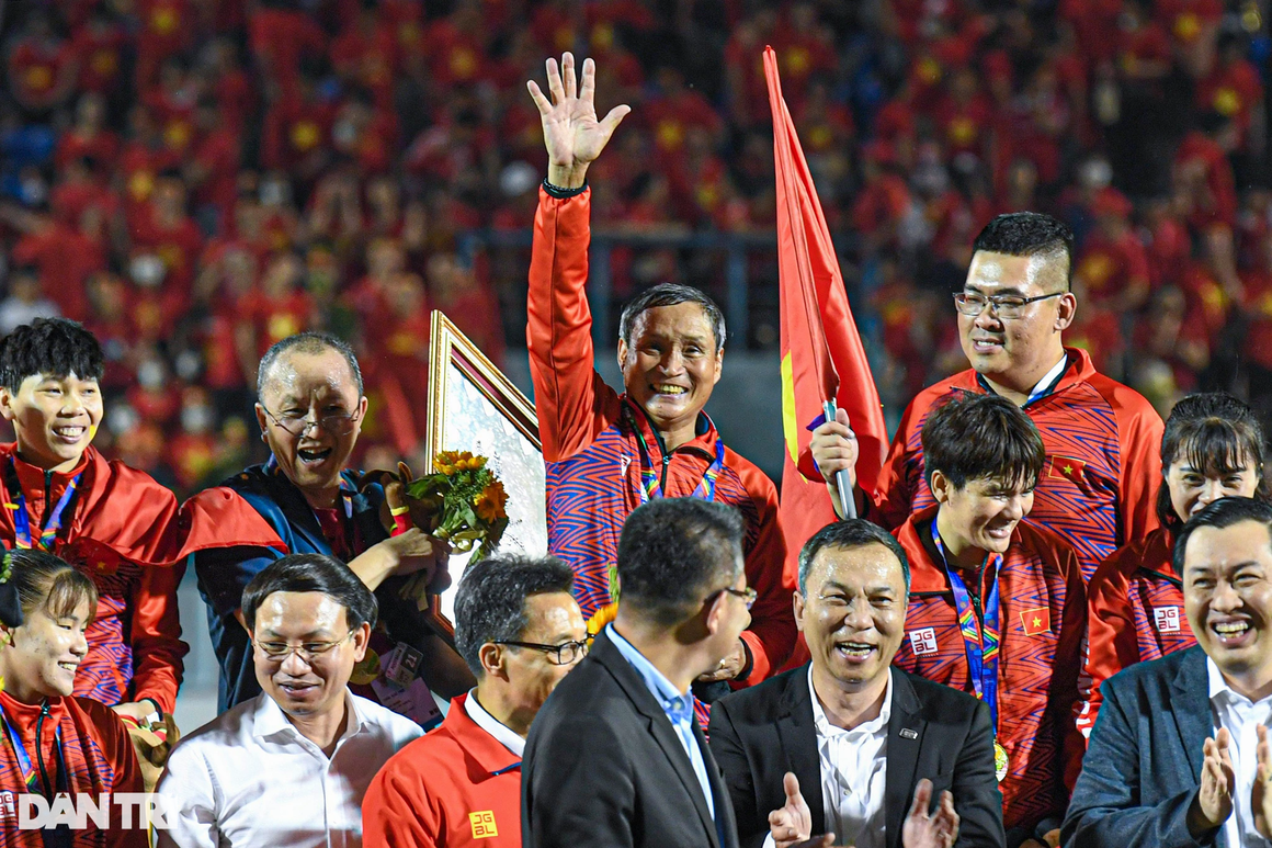 Khoảnh khắc ăn mừng bùng nổ của tuyển nữ Việt Nam sau khi vô địch SEA Games - 20 Khoảnh khắc ăn mừng bùng nổ của tuyển nữ Việt Nam sau khi vô địch SEA Games - 20