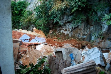 Khối đá khổng lồ đổ ập xuống nhà dân