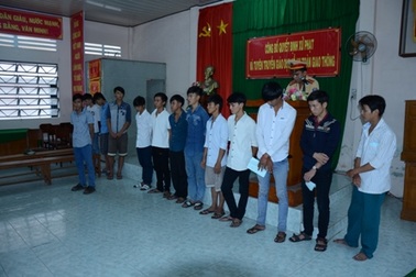 Xử phạt 17 “quái xế” lạng lách, đánh võng trên phố