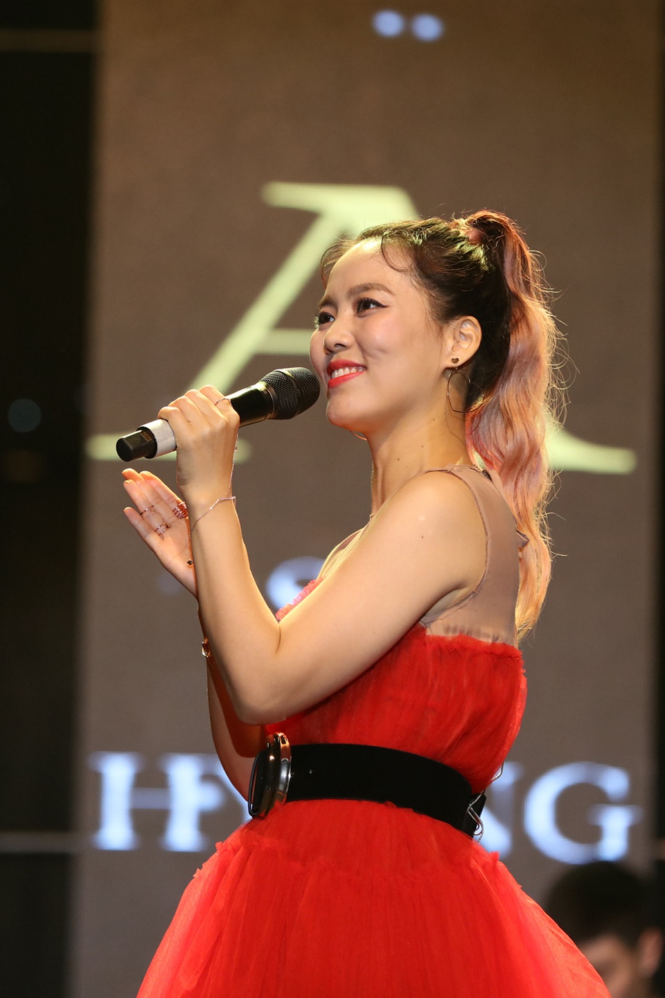 Hồ Ngọc Hà “muốn ngất” trên sân khấu khi song ca cùng Khánh Hà và Hà Trần - 14