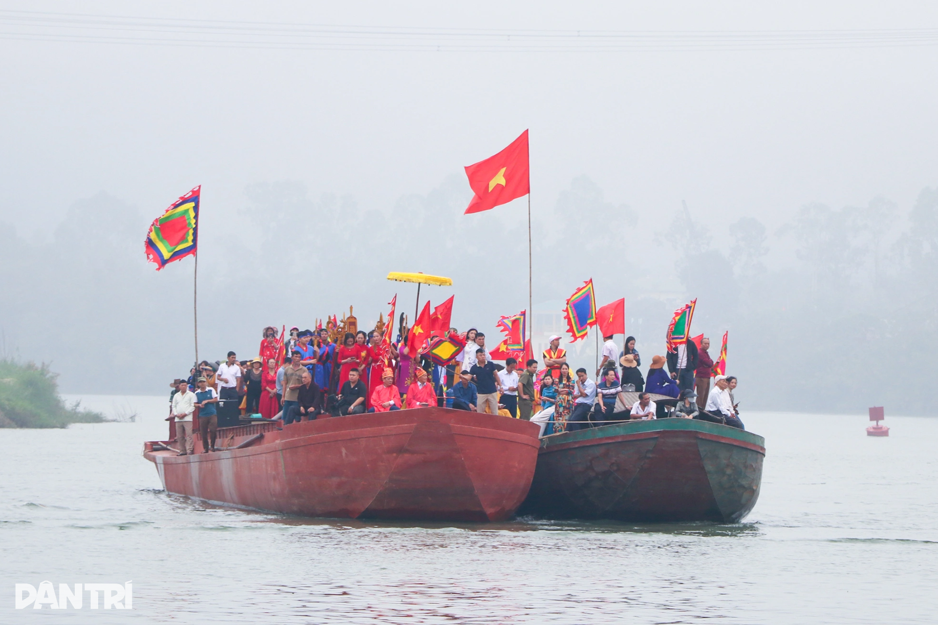 Cụ ông 90 tuổi ra giữa dòng xoáy sông Lam lấy nước dâng vua Mai - 4 Cụ ông 90 tuổi ra giữa dòng xoáy sông Lam lấy nước dâng vua Mai - 4